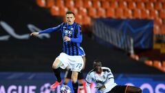 VALENCIA, SPAIN - MARCH 10: Josip Ilicic of Atalanta controls the ball as Mouctar Diakhaby of Valencia looks on during the UEFA Champions League round of 16 second leg match between Valencia CF and Atalanta at Estadio Mestalla on March 10, 2020 in Valenci