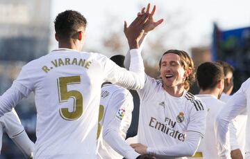 EL jugador del Real Madrid, Varane, celebra el 0-2 al Getafe con Modric.