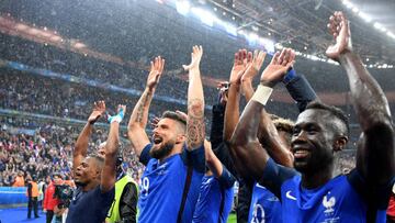 Los jugadores franceses saludan a sus aficionados.