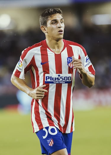 El centrocampista uruguayo tiene unas cualidades muy del gusto de Simeone. Extracomunitario, pudo ser inscrito por la salida de Nehuén, hasta debutar en Copa ante el Cardassar. Salió cedido al Real Zaragoza y después al Atlético San Luis mexicano. En enero fue traspasado al Real Salt Lake de la MLS estadounidense.