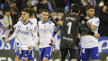 Los jugadores del Zaragoza celebran la victoria lograda contra el Fuenlabrada.