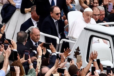 El Papa Francisco viaja en el papamóvil en la Plaza de San Pedro después de pronunciar su mensaje "Urbi et Orbi" (a la ciudad y al mundo), el Domingo de Pascua, en el Vaticano.