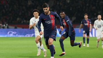 Paris Saint-Germain's Spanish forward #11 Marco Asensio (C) runs with the ball during the French L1 football match between Paris Saint-Germain (PSG) and Lille LOSC at the Parc des Princes stadium in Paris, on February 10, 2024. (Photo by ALAIN JOCARD / AFP)