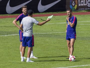 Simeone mantuvo una larga charla con Saúl y Koke.