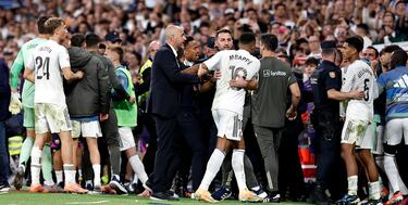 Tangana final entre los jugadores de ambos equipos. 