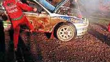 <b>IMÁGEN DRAMÁTICA.</b> Sainz perdió el título de 1998 a 500 metros de la meta. Fue el peor varapalo.