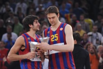 Ricky Rubio jugó con el FC Barcelona desde el 2009 hasta el 2011. En la imagen tras ganar la Euroliga 2010 frente al Olympiacos B.C. en París.