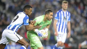 Isak agarra a Bravo.