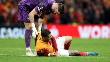 Mauro Icardi, en el momento en el que cae lesionado.