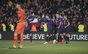 2-0. Rakitic celebró el segundo gol con sus compañeros.