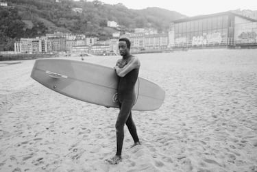 En todas las fotos aparece surfeando en la playa de la Zurriola.