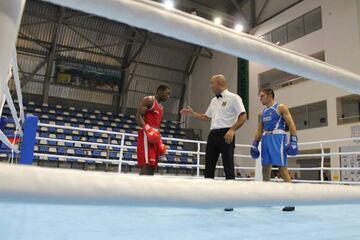 Damian Biacho 'Guinea', de rojo, durante un combate en el Campeonato de Europa Amateur de 2015.