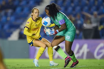  Sarah Luebbert (R) of America fights for the ball with Yenith Bailey (R) of Santa Fe during the 3rd round match between America and Santa Fe de Panama as part of the Concacaf W Champions Cup at Ciudad de los Deportes Stadium on September 19, 2024 in Mexico City, Mexico.