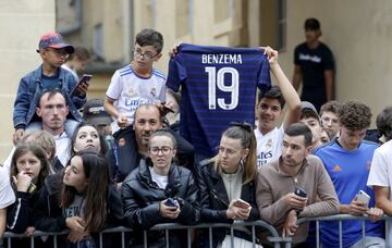 Los aficionados corearon el nombre de Benzema a la llegada del Madrid a su hotel en Chantilly.