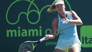 Coco Vandeweghe devuelve una bola ante Danielle Collins durante un partido en el Miami Open 2018.