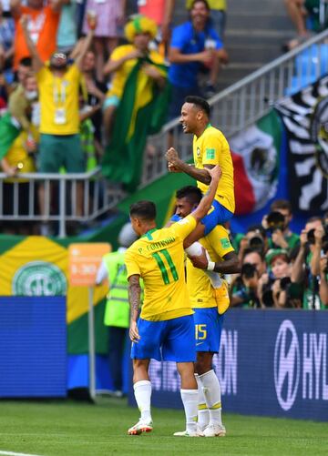 Neymar y su selección celebran el primer gol del partido.