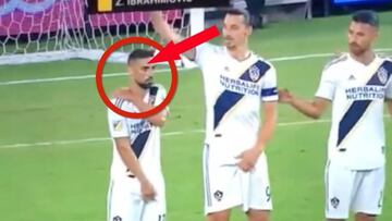 Zlatan empuja a un compañero para moverlo de la barrera