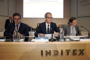 GRA228. ARTEIXO (A CORUÑA), 19/07/2016.- El presidente del Grupo Inditex, Pablo Isla (c), el vicepresidente, José Arnau (i), y el secretario general y del Consejo de la compañía, Antonio Abril (d), durante la Junta General de Accionistas que la multinacional textil ha celebrado hoy en Arteixo (A Coruña). EFE/Kiko Delgado