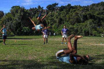 Robert Malengreau, fundador de la ONG UmRio, imparte clases de rugby a los jóvenes de la favela de Morro do Castro, en Niteroi, Río de Janeiro. Apoyando así a los más pequeños de las comunidades afectadas por el crimen y la violencia, para que puedan acce