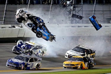 La prueba inicial del campeonato americano acabó con una fuerte colisión en la última vuelta. En la lucha por la victoria, Ryan Newman se fue al muro tras un toque de Ryan Blaney y después voló por los aires por otro impacto con un segundo coche. El piloto de 42 años fue trasladado a un hospital donde está grave pero fuera de peligro. 
 