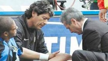 <b>PRUEBAS. </b>Adriano en el momento de ser examinado por el médico del Inter, que decidió su sustitución.