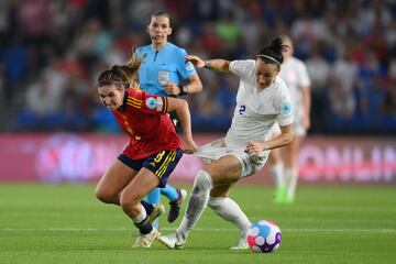 Lucy Bronze y Mariona Caldentey.