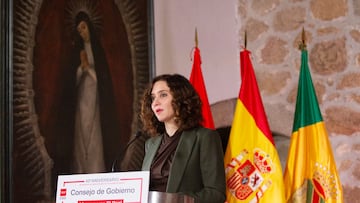 La presidenta de la Comunidad de Madrid, interviene en la reunión del Consejo de Gobierno de la Comunidad, en el Castillo de Manzanares El Real, a 23 de febrero de 2023, en Manzanares El Real, Madrid (España). El consejo de Gobierno ha aprobado hoy el cese «a petición propia» de Sandra Fernández, hasta ahora directora de comunicación de la Comunidad de Madrid. La reunión de hoy se celebra con carácter extraordinaria con motivo del 40º aniversario de la aprobación del Estatuto de Autonomía de la Comunidad de Madrid el 25 de febrero de 1983.
23 FEBRERO 2023;AYUSO;CAM;COMUNIDAD AUTÓNOMA;CASTILLO
Rafael Bastante / Europa Press
23/02/2023