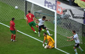 Raphael Guerreiro de Portugal anota un gol en propia meta para el segundo gol de Alemania