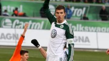 <b>EL FAVORITO. </b>Dzeko quiere jugar en el Real Madrid