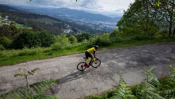 29/04/21  CICLSIMO
 REPORTAJE PARA LA VUELTA ESPA&Atilde;A 2021
 OSCAR PEREIRO EXPLICA LA SUBIDA PARA LA ETAPA 20 SANSENXO - MOS CASTRO HERVILLE EN LOS ULTIMOS NUEVE KILOMETROS