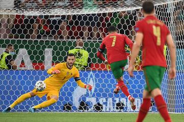 1-0. Cristiano Ronaldo marca de penalti el primer gol.