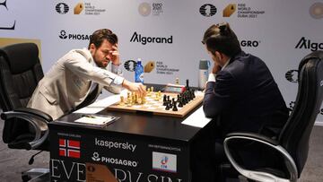 Magnus Carlsen frente a Ian Nepomniachtchi.