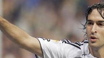 <B>EL SIETE.</B> Raúl abrió el camino de la victoria con una fenomenal gol de cabeza.