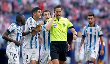 Los jugadores de la Real Sociedad protestan por el penalti pitado a favor del Atlético de Madrid.