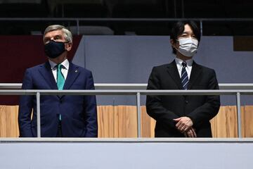 El Presidente del COI, Thomas Bach, junto al Emperador de Japón, Naruhito, en el Estadio Nacional de Tokio, durante la ceremonia de clausura de los Juegos. Tokio dijo adiós a los Juegos con música, luces y muy poco público en las gradas. 