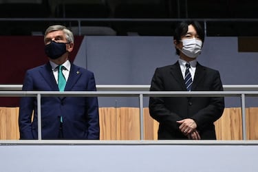 El Presidente del COI, Thomas Bach, junto al Emperador de Japón, Naruhito, en el Estadio Nacional de Tokio, durante la ceremonia de clausura de los Juegos. Tokio dijo adiós a los Juegos con música, luces y muy poco público en las gradas.