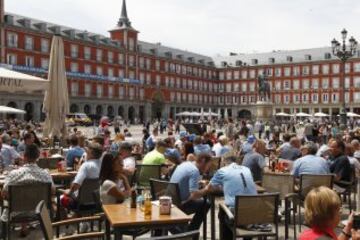 Los ingleses esperan la hora del partido disfrutando de las terrazas de la Plaza Mayor.