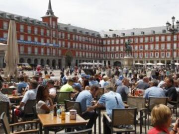 Los ingleses esperan la hora del partido disfrutando de las terrazas de la Plaza Mayor.