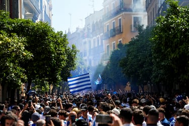 Imágenes de las aficiones del Atlético de Madrid y Real Sociedad en las calles de Sevilla a horas de disputarse la Final de la Copa del Rey.
