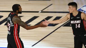 Andre Iguodala y Tyler Herro se saludan durante el partido de la NBA que ha enfrentado a Miami Heat y a Milwaukee Bucks