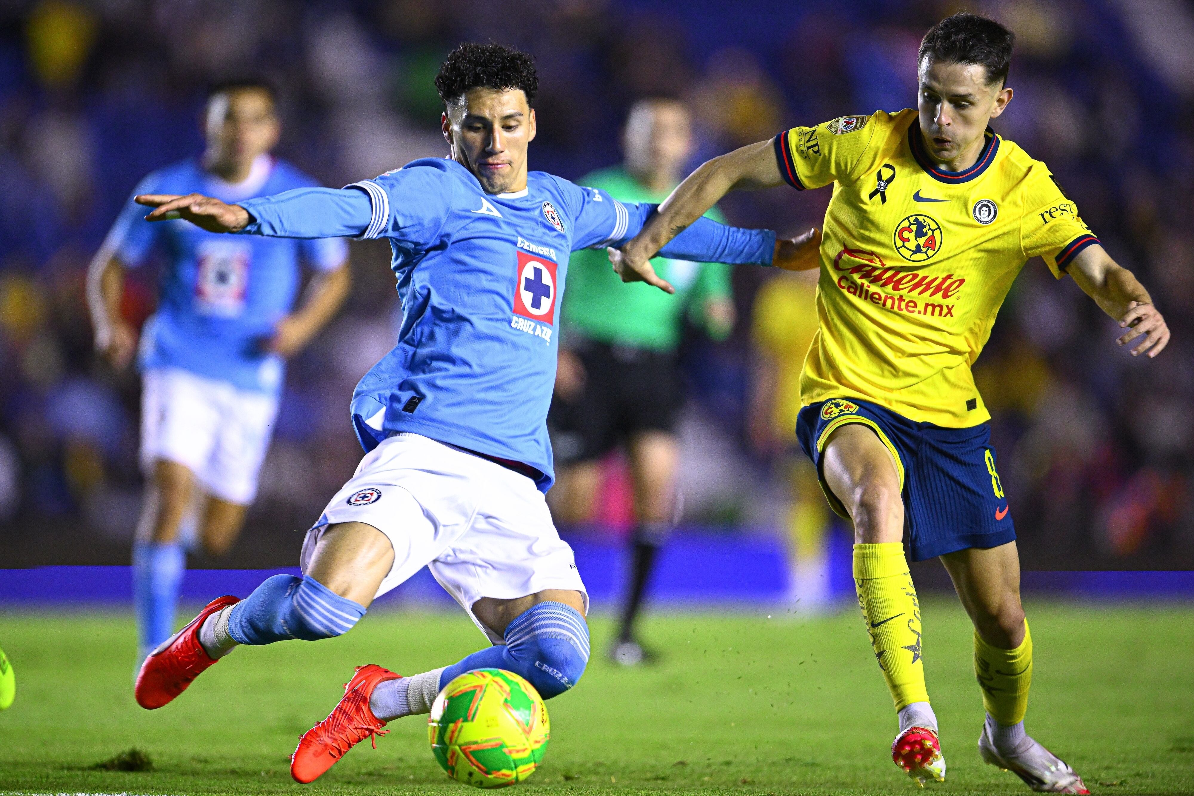 Jorge Sanchez (L) of Cruz Azul fights for the ball with Alvaro Fidalgo (R) of America during the 15th round match between America and Cruz Azul as part of the Liga BBVA MX, Torneo Clausura 2025 at Ciudad de los Deportes Stadium, on April 12, 2025 in Mexico City, Mexico.