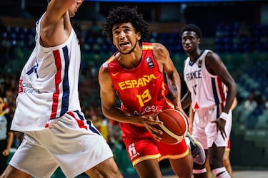 Doblete de medallas y de MVPs para el interior murciano, formado en la cantera del UCAM Murcia y que pas por el Real Madrid y ahora est en EE UU (Academia Overtime Elite). Plata y MVP en el Mundial Sub-17, oro y MVP y en el Europeo Sub-18, un doblete hasta ahora indito en los veranos de las selecciones de formacin.