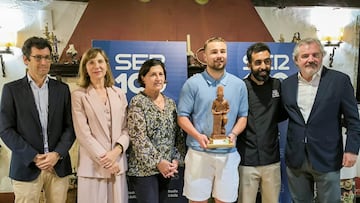 02/06/25 CADIZ CF JAVIER ONTIVEROS CON EL PREMIO DE LA CADENA SER