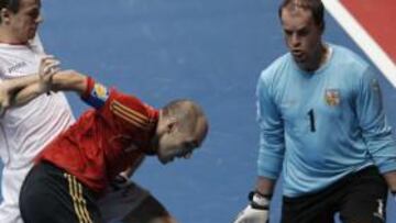 <b>GOLEADA Y LIDERATO.</b> La selección española goleó a la de República Checa y logró su segunda victoria consecutiva en el Mundial dejando prácticamente sentenciada la clasificación en un partido.