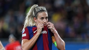 Alexia se besa el escudo del Barcelona tras marcar el primer gol.