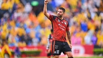 André-Pierre Gignac festeja su gol de tiro libre contra el Puebla.