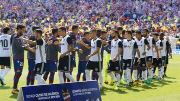 Los dos equipos se saludan.
