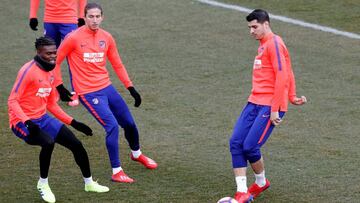 Morata se entren¨® con el grupo y el Profe Ortega dirigi¨® la sesi¨®n