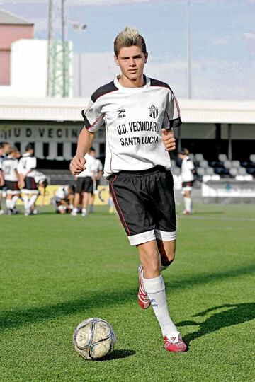 En España se formó con el equipo Vecindario, donde al poco tiempo llamó poderosamente la atención de diversos clubes poderosos