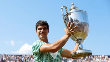 El tenista español Carlos Alcaraz posa con el trofeo de campeón del Cinch Championships, el Torneo de Queen's 2023.